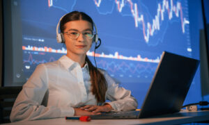 Female trader learning via online course.